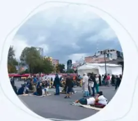 Personas reunidas en una plaza pública, representando la participación ciudadana.