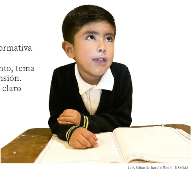 Fotografía de un niño con suéter escolar sentado a una mesa con un cuaderno abierto, mirando hacia arriba como pensando. Crédito: Luis Eduardo García Medel, Tlaxcala.