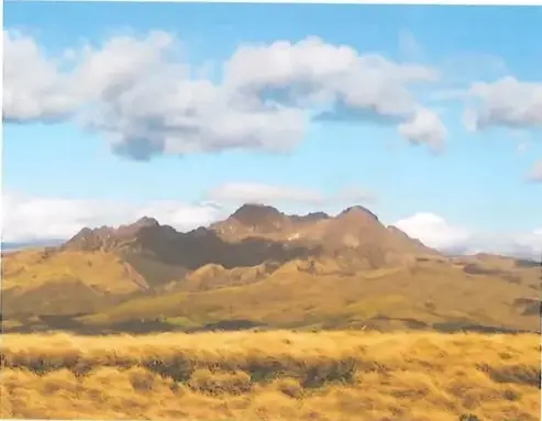 Paisaje del volcán Pasochoa, cuya caldera contiene un refugio de vida silvestre y senderos autoguiados.
