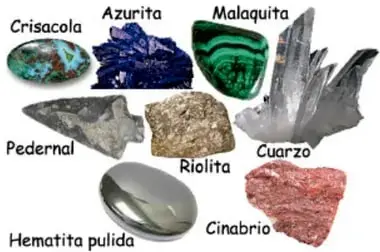 Muestra de rocas y minerales: crisacola, azurita, malaquita, pedernal, riolita, cuarzo, hematita pulida y cinabrio.