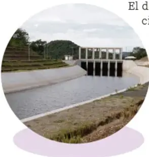 Foto circular de una presa o azude con compuertas en un río.