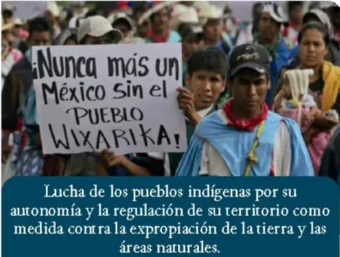 Marcha con pancarta que dice: '¡Nunca más un México sin el pueblo Wixárika!'