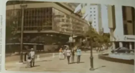 Fotografía de la Avenida 9 de Octubre en Guayaquil con edificios altos.