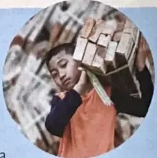 Fotografía de una persona transportando objetos, relacionada con un tema de la vida cotidiana para el trabajo colaborativo.