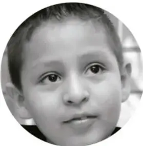 Fotografía de un niño mirando a la cámara.