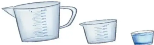 Recipiente graduado grande con un vaso pequeño graduado en su interior y otro vaso con agua.