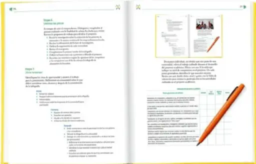 Fotografía de un libro abierto con dos páginas del cuaderno de trabajo que muestran pasos del proyecto (Paso 6 y Paso 7) con listas de actividades y un cuadro de registro, junto con un lápiz naranja.