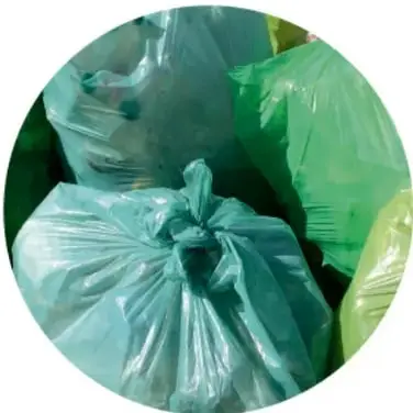 Bolsas de basura verdes y azules, relacionadas con el problema comunitario.