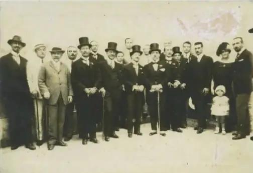 Fotografía de un grupo de personas pertenecientes a la élite guayaquileña a finales del siglo XIX, con vestimenta de las clases altas influenciada por la moda europea.