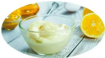 Fotografía de un bol de crema con limón (mezcla homogénea) con etiqueta «Mezcla homogénea».