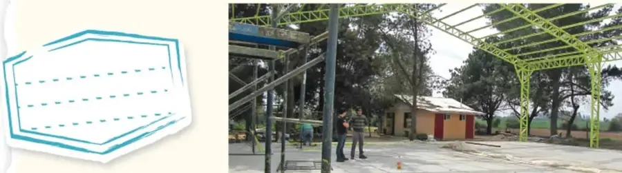 Estructura metálica verde en un patio escolar, con dos personas de pie; espacio para presentaciones al aire libre.