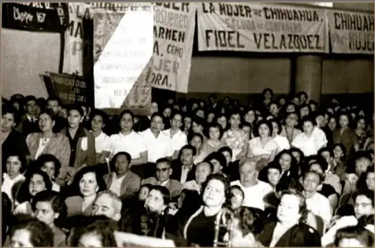 Fotografía en blanco y negro de una multitud en un mitin, con carteles que dicen "LA MUJER ... CHIHUAHUA", "FIDEL VELAZQUEZ" y "CIPRIANO CORDERO"; pie de foto: Apertura de la Campaña Voto a la mujer, ca. 1955, Archivo Gráfico de El Nacional, Fondo Temático, sobre 176-H (005), ACERVO INHERM.