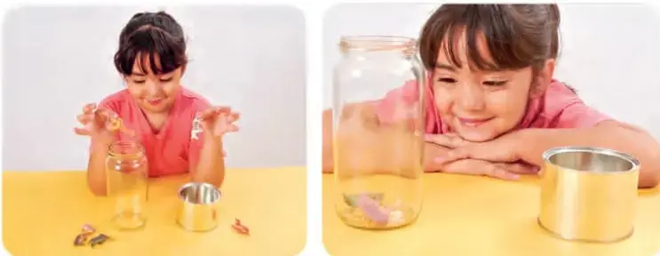 Dos fotografías: en la primera, Matilda sostiene un frasco con dulces y un vaso de metal sobre la mesa; en la segunda, con las manos en la cara, observa sonriente los dulces dentro del frasco transparente, junto a un vaso metálico.