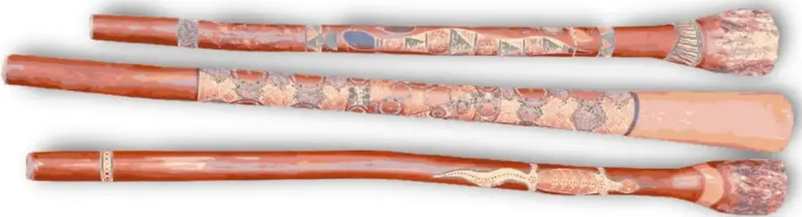 Tres didgeridoos de madera alargados con motivos pintados.
