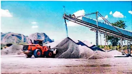 Maquinaria y bandas transportadoras en una zona de explotación de material pétreo.