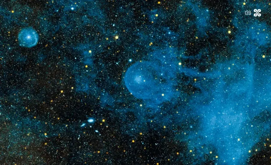 Fotografía del espacio: campo de estrellas con nebulosas azules y burbujas de gas brillante.
