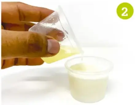 Dos vasos: uno con leche y otro con clara de huevo.