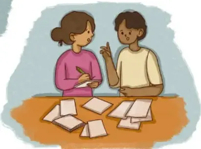 Estudiante sentada en un escritorio escribiendo en una papeleta junto a papeles.