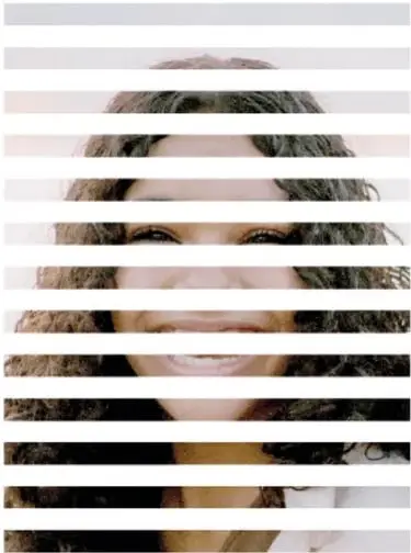 Rostro de mujer sonriente cubierto por franjas horizontales blancas que ocultan partes de la cara.