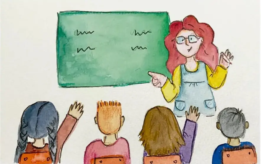 Ilustración de una maestra con cabello rojo y lentes señalando un pizarrón verde con trazos, frente a cuatro estudiantes de espaldas que levantan la mano.