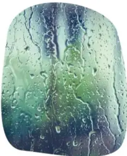 Gotas de agua condensadas sobre una superficie de vidrio, ilustrando la condensación.