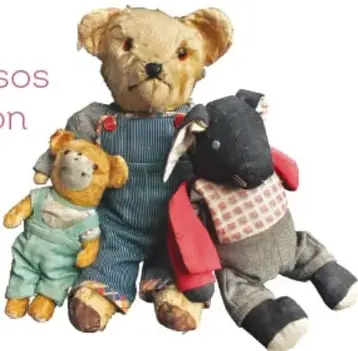 Fotografía de tres juguetes de peluche antiguos y gastados: dos osos de peluche, uno con overol azul, y una figura de borrego o cabra con chaleco rojo a cuadros, objetos que guardan recuerdos de la infancia.