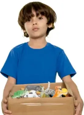 Niño con playera azul sosteniendo una caja de cartón con figuras de animales.