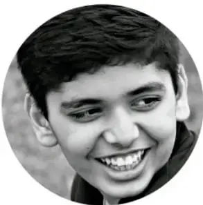 Fotografía de un estudiante sonriendo.