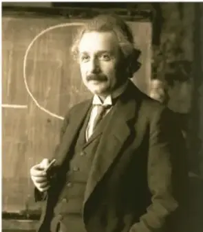 Fotografía de Albert Einstein frente a un pizarrón.