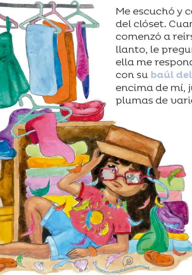 Mano sosteniendo un objeto ovalado blanco con agujeros, parecido a una máscara o careta artesanal.