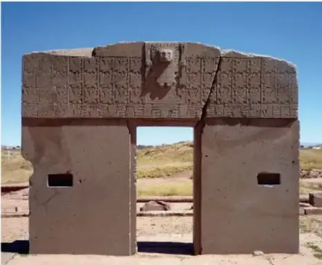 Monolito de piedra conocido como Puerta del Sol, con relieves tallados y un vano central, ubicado en Tiwanaku, Bolivia.