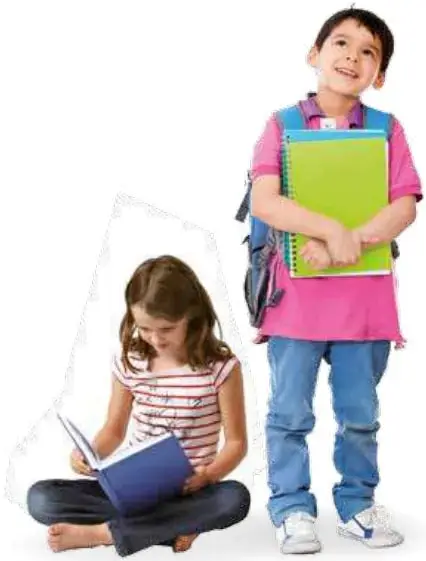 Niño de pie con camisa rosa y pantalones azules sosteniendo un libro verde, y niña sentada leyendo un libro azul.