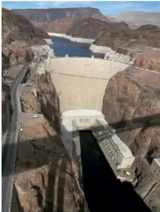 Fotografía de una presa hidroeléctrica en un cañón rocoso (estilo Hoover Dam), ilustrando la hidroenergía.