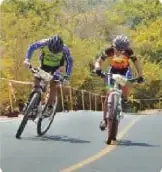 Fotografía de dos ciclistas en una competencia.