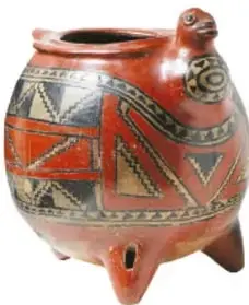 Fotografía de un guajolote con plumaje negro, cola en abanico y cabeza roja con carúncula colgante.