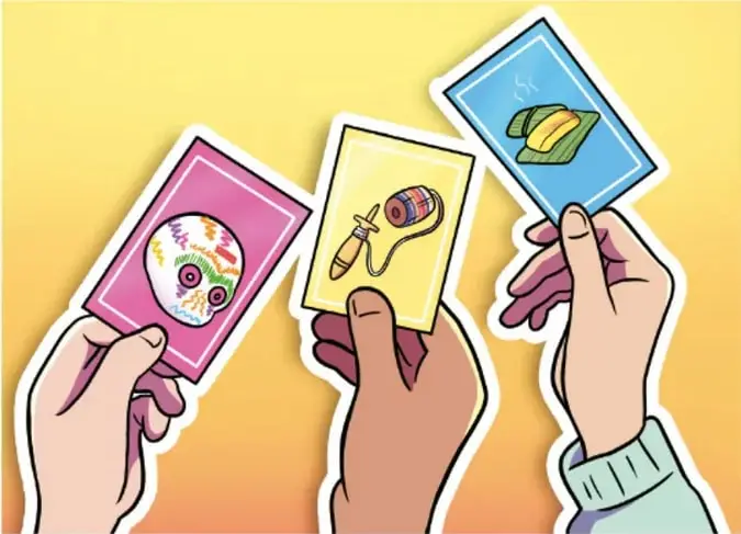 Ilustración de tres manos con tonos de piel distintos sosteniendo tres tarjetas: una con calavera de Día de Muertos, una con pincel y paleta de colores y una con tamales en hoja; crédito a Estrella Sarai Mata Medina, Tamaulipas.