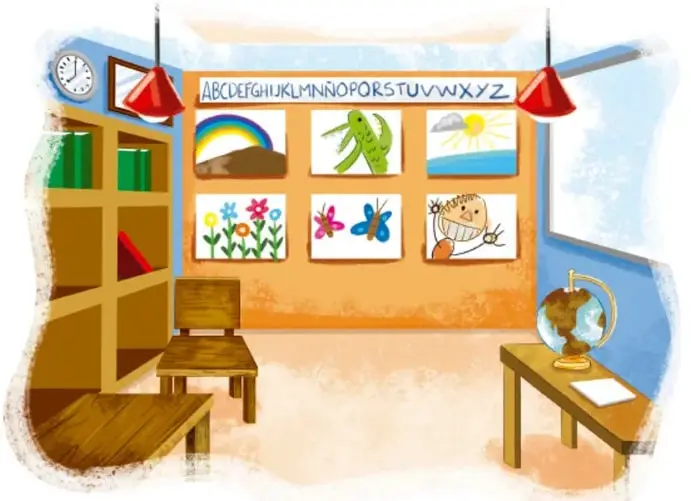 Ilustración de un salón de clases con cartelera que tiene el abecedario y seis dibujos de estudiantes (arcoíris, dinosaurio, sol y playa, flores, mariposa, personaje), un anaquel con libros, un reloj, dos lámparas rojas, una mesa con un globo terráqueo, sillas y banco de madera.