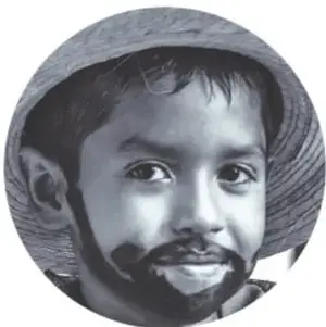 Retrato circular en sepia de un niño con sombrero, foto documental de un participante del proyecto comunitario.