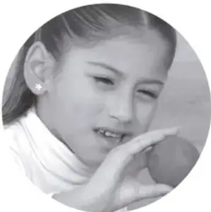 Fotografía circular de una niña sonriente con una manzana en la mano, como ilustración de la actividad escolar.