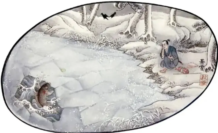 Ilustración en óvalo al estilo de pintura japonesa: un paisaje nevado con un río helado; en la orilla derecha, un hombre con kimono observando; en el agua, una carpa salta entre las olas junto a una roca. Hay un sello y caligrafía japonesa al lado derecho.