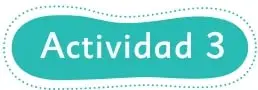 Niña de pie junto a su cama, en pijama, dentro de un dormitorio.