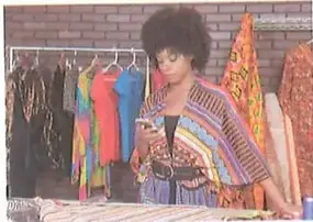 Mujer afroecuatoriana con vestimenta colorida y un peinado llamativo.