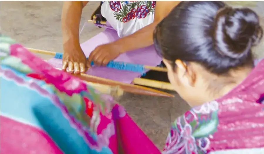 Motivo decorativo tejido, en gris, con figuras romboidales simétricas típicas de los textiles mexicanos.
