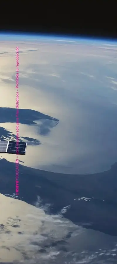 Fotografía de la Tierra vista desde el espacio, con nubes, océanos y parte del territorio continental.