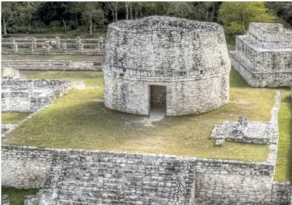 Fotografía de El Caracol, torre circular maya de piedra con ventanas, en Chichén Itzá, Yucatán.