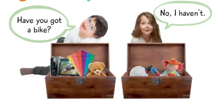 Dos niños con cajas de juguetes: uno pregunta 'Have you got a bike?' y la niña responde 'No, I haven't'. Dentro de las cajas hay un oso de peluche, un volantín, una muñeca y otros juguetes.