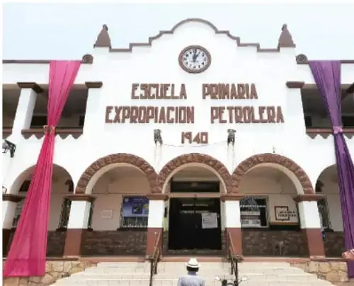 Fotografía de la fachada de la Escuela Primaria Expropiación Petrolera 1940, con arcos y un reloj; recuerda la expropiación petrolera de 1938 durante el gobierno de Lázaro Cárdenas. Crédito: Jesús Eduardo Arteaga Flores, TAMAULIPAS.