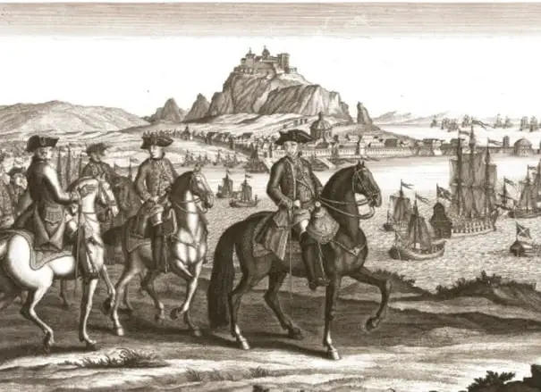 Grabado que muestra a un rey a caballo con séquito y soldados, en un paisaje con una fortaleza y barcos al fondo, representando el poder monárquico.