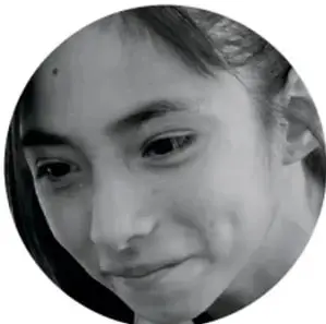 Retrato en blanco y negro de una estudiante, asociado a la reflexión sobre el arte en la vida.