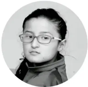Retrato de una niña con lentes.